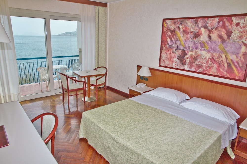 Splendid Hotel La Torre — Hotel rooms in Palermo, Sicily