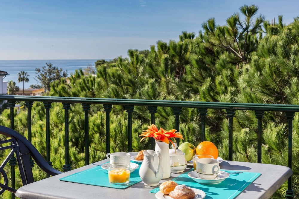 Ona Alanda Club Marbella — Restaurant & bars in Marbella, Andalusia