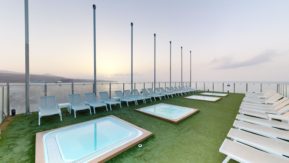 HL Suitehotel Playa del Inglés — Swimming pool in Playa del Ingles, Canary Islands