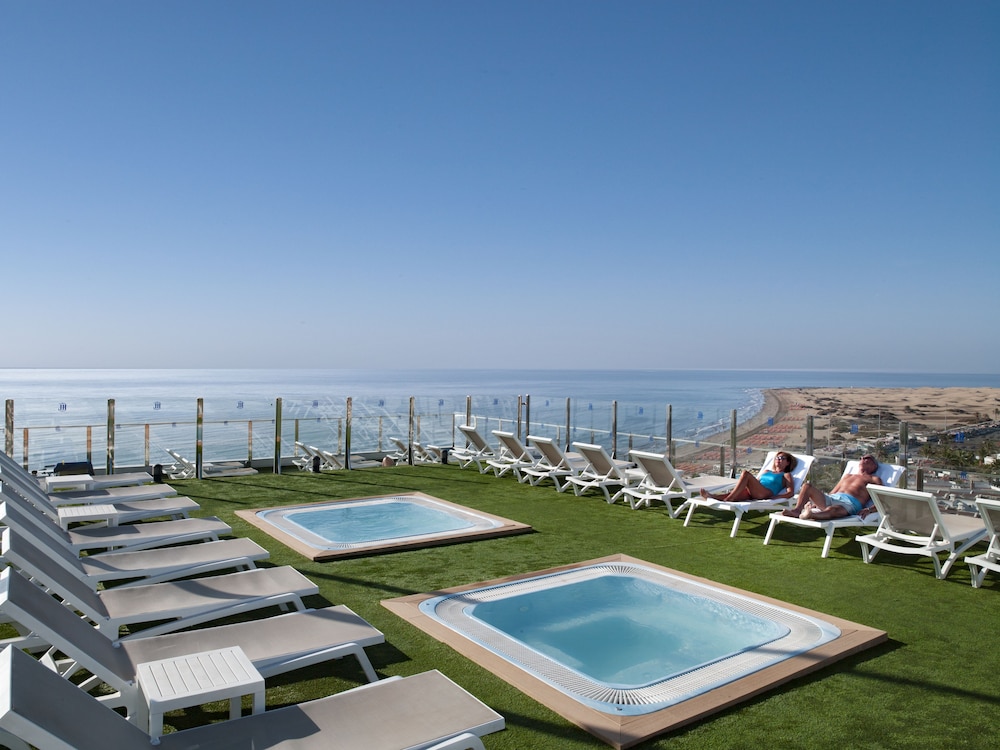 HL Suitehotel Playa del Inglés — Swimming pool in Playa del Ingles, Canary Islands