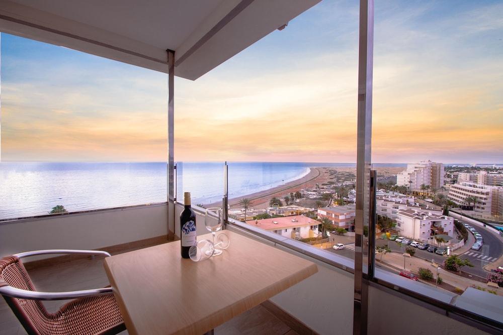 HL Suitehotel Playa del Inglés — Hotel rooms in Playa del Ingles, Canary Islands