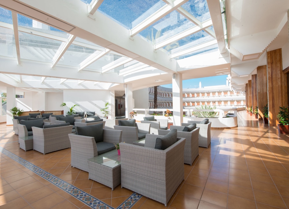 HL Suitehotel Playa del Inglés — Hotel building in Playa del Ingles, Canary Islands