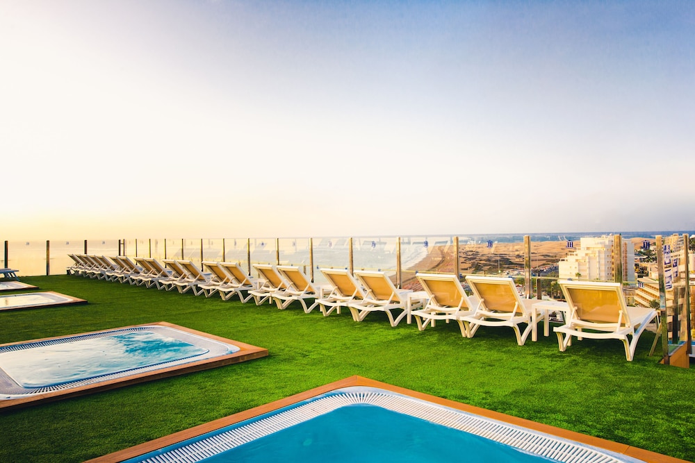 HL Suitehotel Playa del Inglés — Swimming pool in Playa del Ingles, Canary Islands