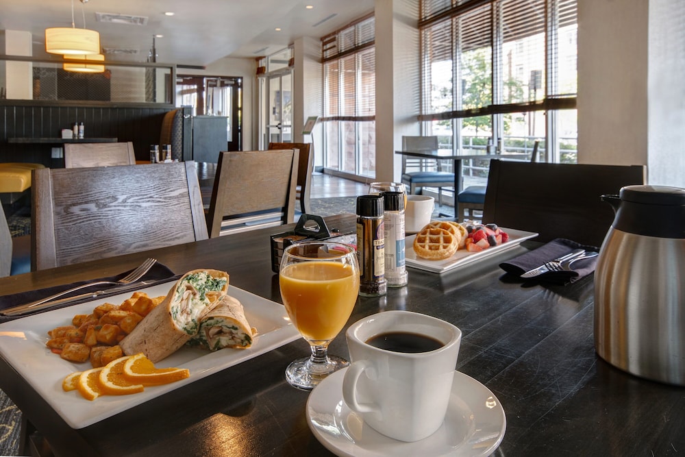 Holiday Inn Detroit Metro Airport by IHG — Restaurant & bars in Romulus, Michigan