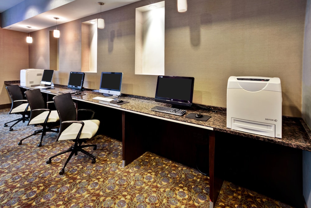 Holiday Inn Detroit Metro Airport by IHG — Hotel building in Romulus, Michigan