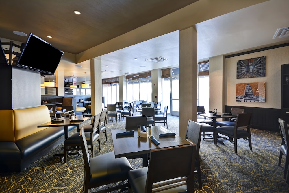 Holiday Inn Detroit Metro Airport by IHG — Restaurant & bars in Romulus, Michigan