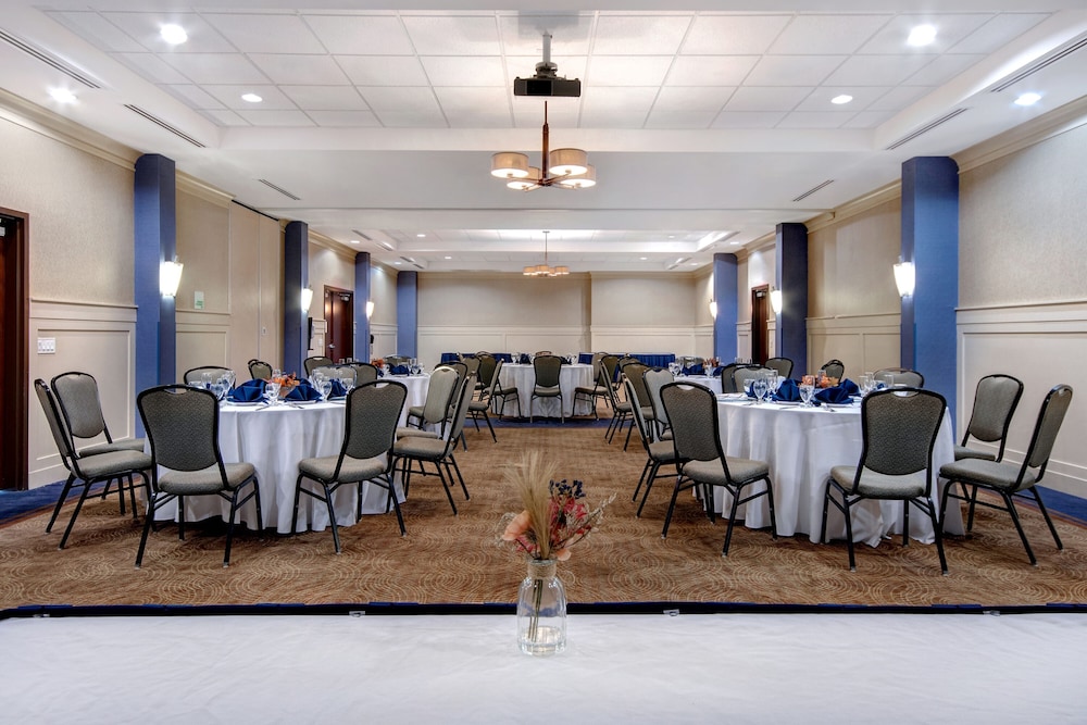 Holiday Inn Detroit Metro Airport by IHG — Restaurant & bars in Romulus, Michigan