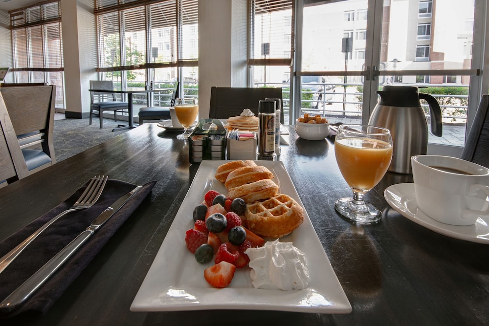 Holiday Inn Detroit Metro Airport by IHG — Restaurant & bars in Romulus, Michigan