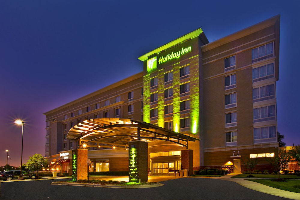 Holiday Inn Detroit Metro Airport by IHG — Hotel building in Romulus, Michigan