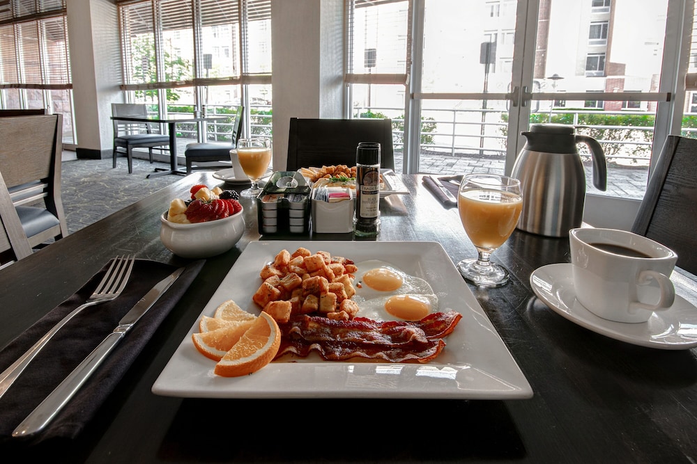 Holiday Inn Detroit Metro Airport by IHG — Restaurant & bars in Romulus, Michigan
