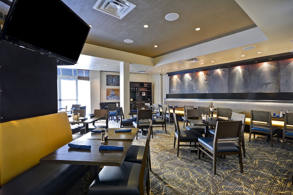 Holiday Inn Detroit Metro Airport by IHG — Restaurant & bars in Romulus, Michigan