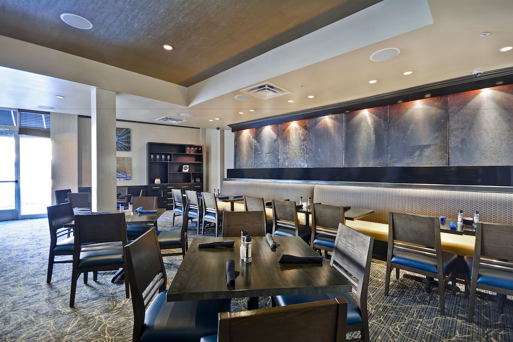 Holiday Inn Detroit Metro Airport by IHG — Restaurant & bars in Romulus, Michigan