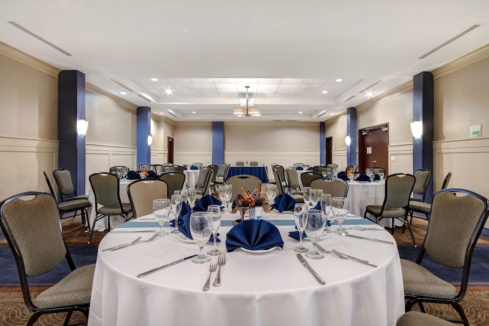Holiday Inn Detroit Metro Airport by IHG — Restaurant & bars in Romulus, Michigan