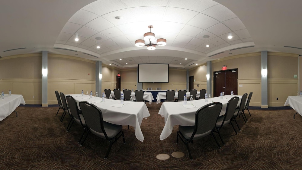 Holiday Inn Detroit Metro Airport by IHG — Hotel building in Romulus, Michigan