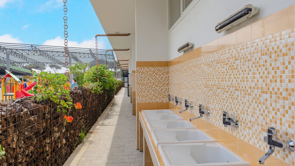 Camping Village Roma Capitol — Hotel building in Rome, Lazio