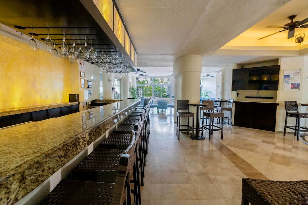 Aquamarina Beach Hotel — Restaurant & bars in Cancun, Quintana Roo