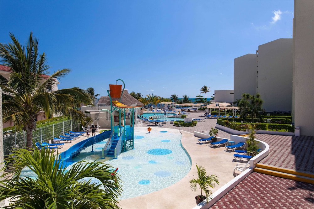 Aquamarina Beach Hotel — Main photo in Cancun, Quintana Roo