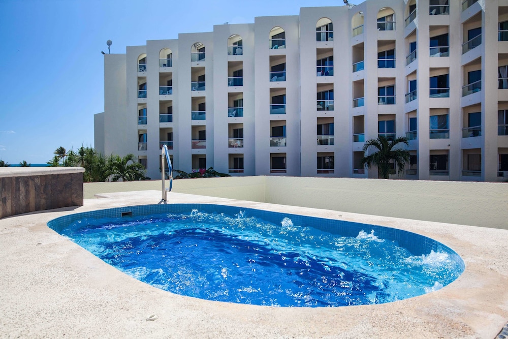 Aquamarina Beach Hotel — Hotel building in Cancun, Quintana Roo