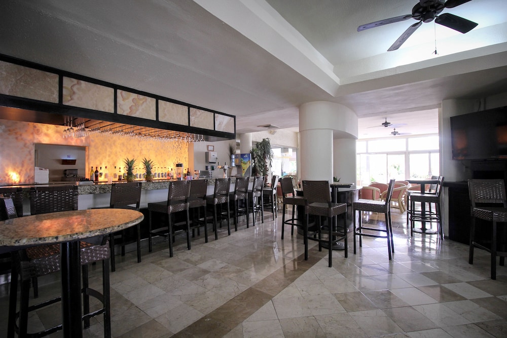 Aquamarina Beach Hotel — Restaurant & bars in Cancun, Quintana Roo