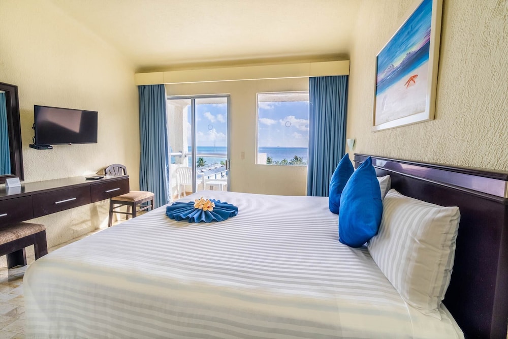 Aquamarina Beach Hotel — Hotel rooms in Cancun, Quintana Roo