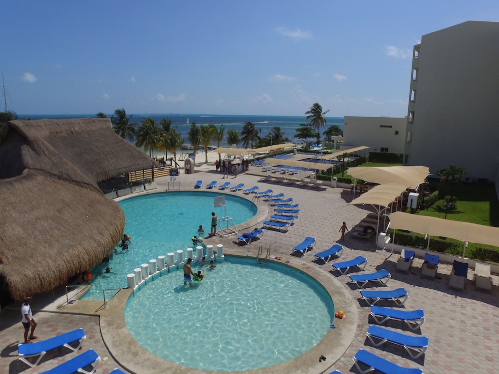 Aquamarina Beach Hotel — Swimming pool in Cancun, Quintana Roo