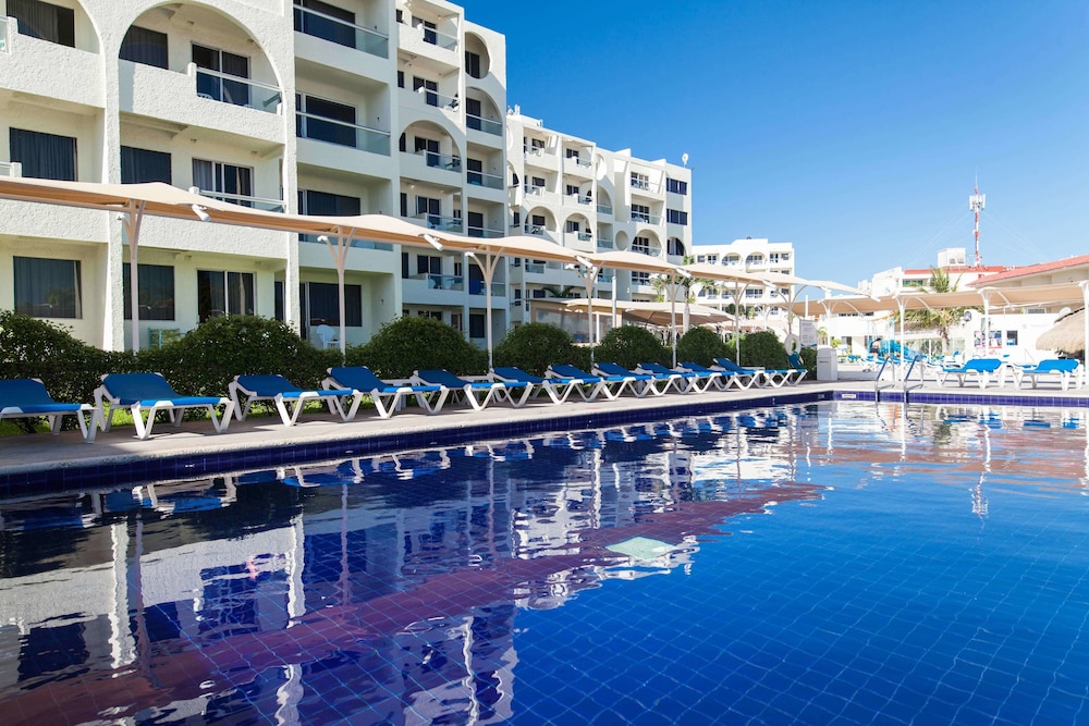 Aquamarina Beach Hotel — Swimming pool in Cancun, Quintana Roo