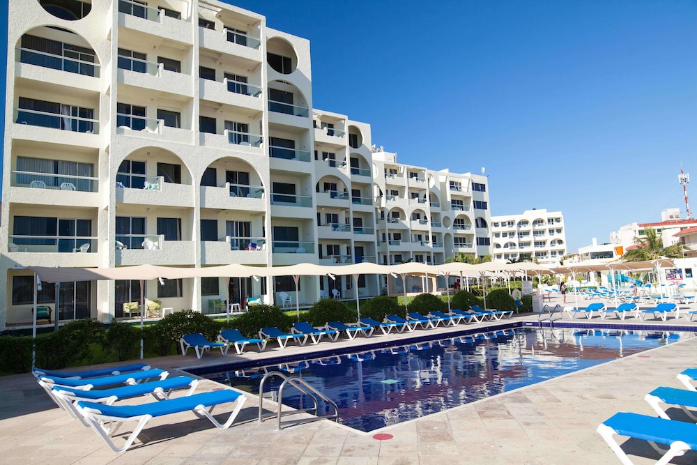 Aquamarina Beach Hotel — Swimming pool in Cancun, Quintana Roo