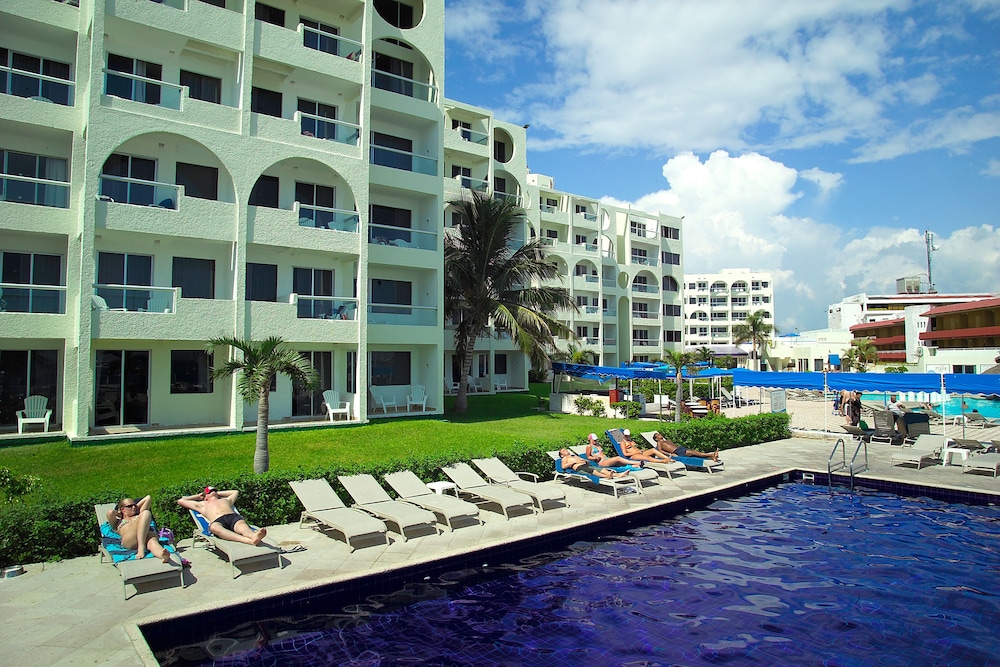 Aquamarina Beach Hotel — Swimming pool in Cancun, Quintana Roo