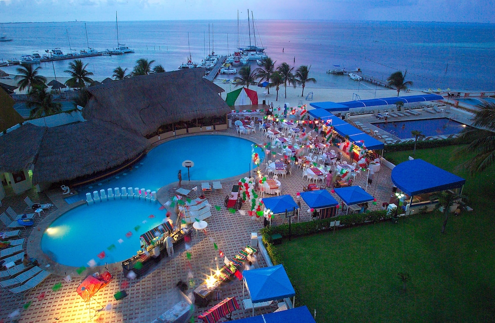 Aquamarina Beach Hotel — Restaurant & bars in Cancun, Quintana Roo