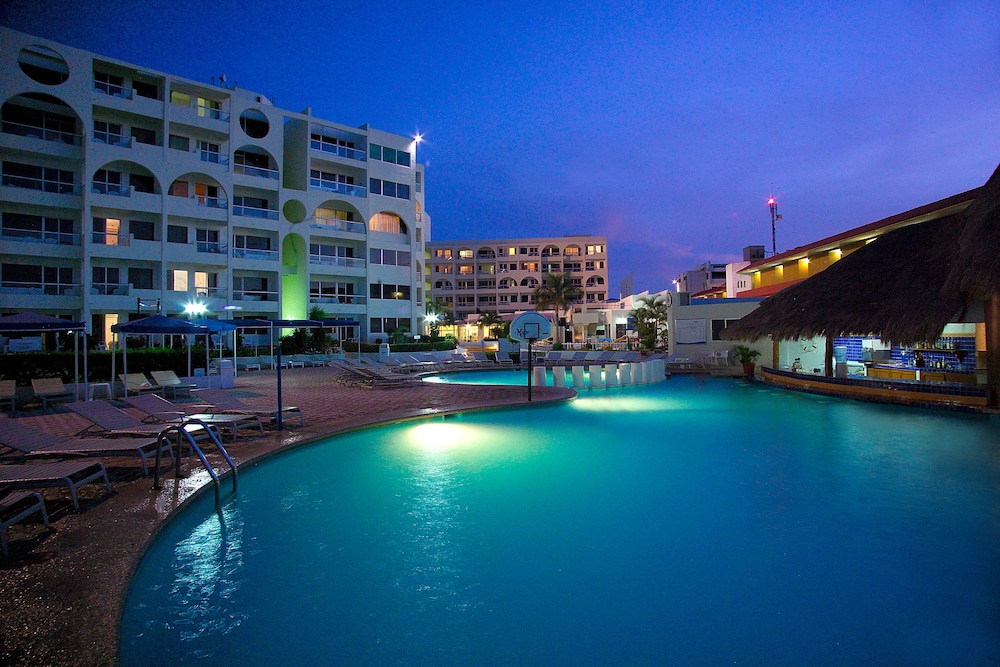Aquamarina Beach Hotel — Swimming pool in Cancun, Quintana Roo
