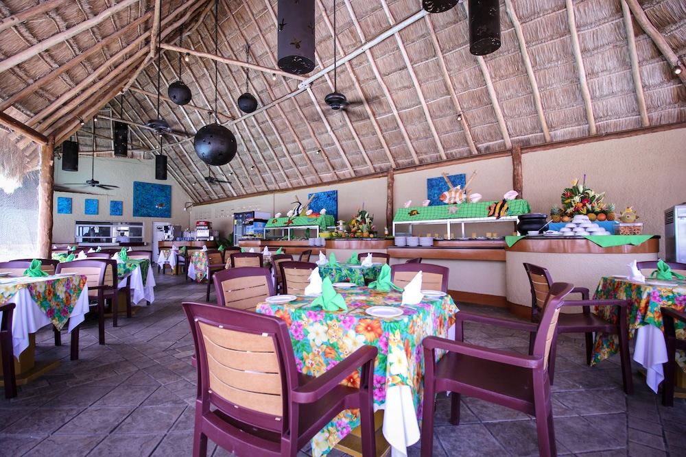 Aquamarina Beach Hotel — Restaurant & bars in Cancun, Quintana Roo