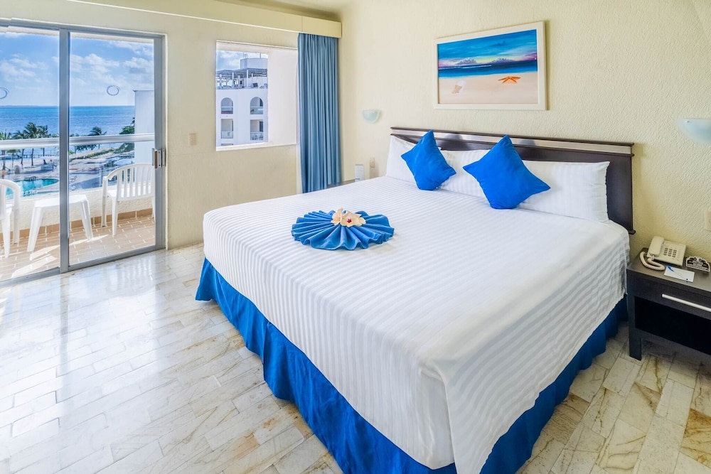 Aquamarina Beach Hotel — Hotel rooms in Cancun, Quintana Roo