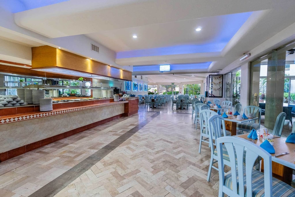 Aquamarina Beach Hotel — Restaurant & bars in Cancun, Quintana Roo