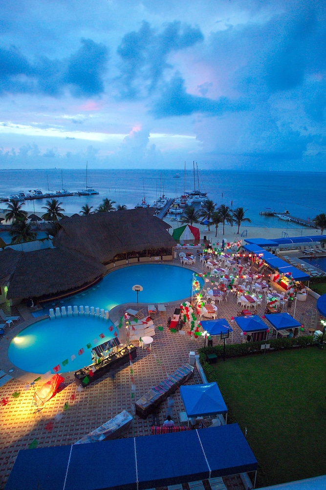 Aquamarina Beach Hotel — Swimming pool in Cancun, Quintana Roo