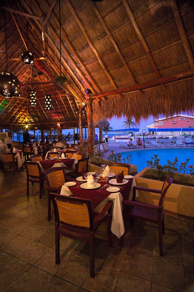 Aquamarina Beach Hotel — Restaurant & bars in Cancun, Quintana Roo