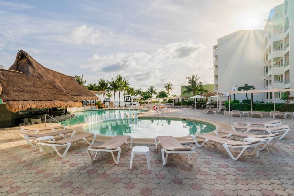 Aquamarina Beach Hotel — Swimming pool in Cancun, Quintana Roo