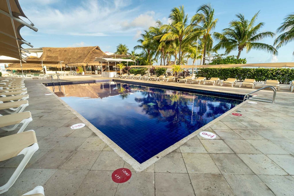 Aquamarina Beach Hotel — Swimming pool in Cancun, Quintana Roo