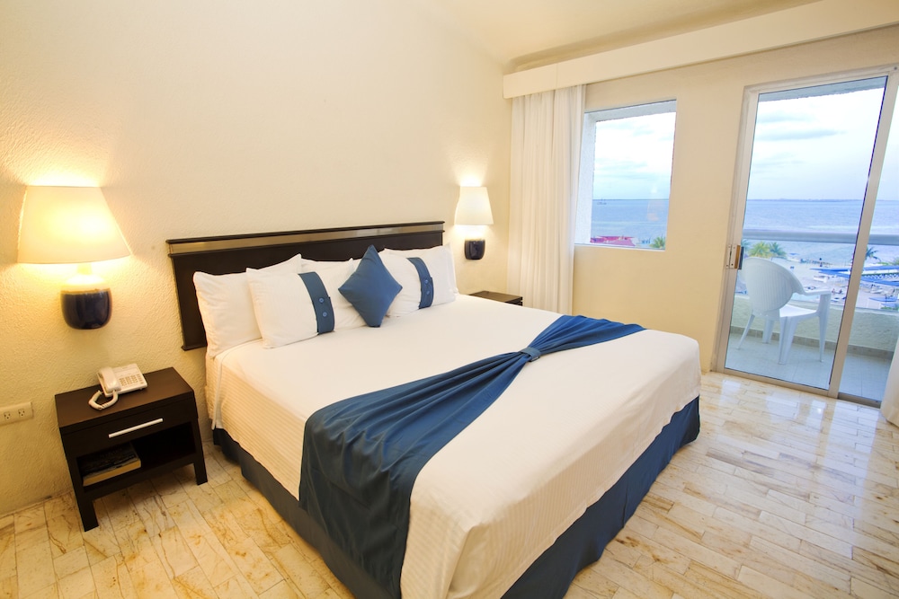 Aquamarina Beach Hotel — Hotel rooms in Cancun, Quintana Roo