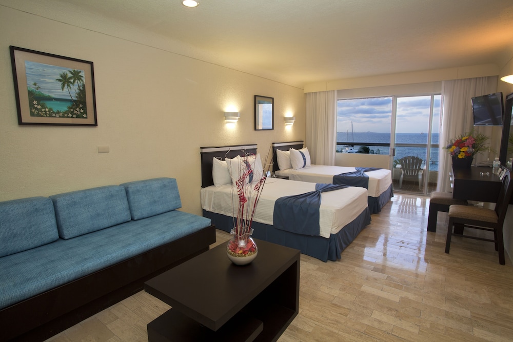 Aquamarina Beach Hotel — Hotel rooms in Cancun, Quintana Roo