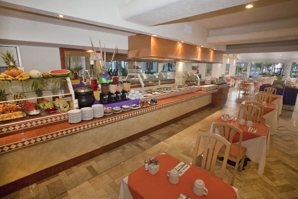 Aquamarina Beach Hotel — Restaurant & bars in Cancun, Quintana Roo