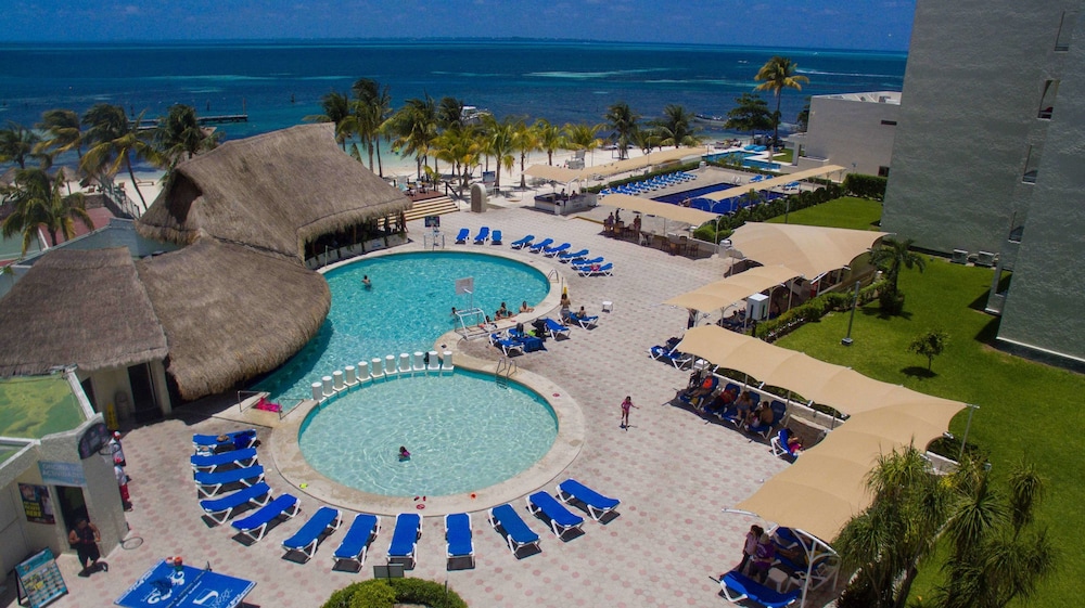 Aquamarina Beach Hotel — Swimming pool in Cancun, Quintana Roo
