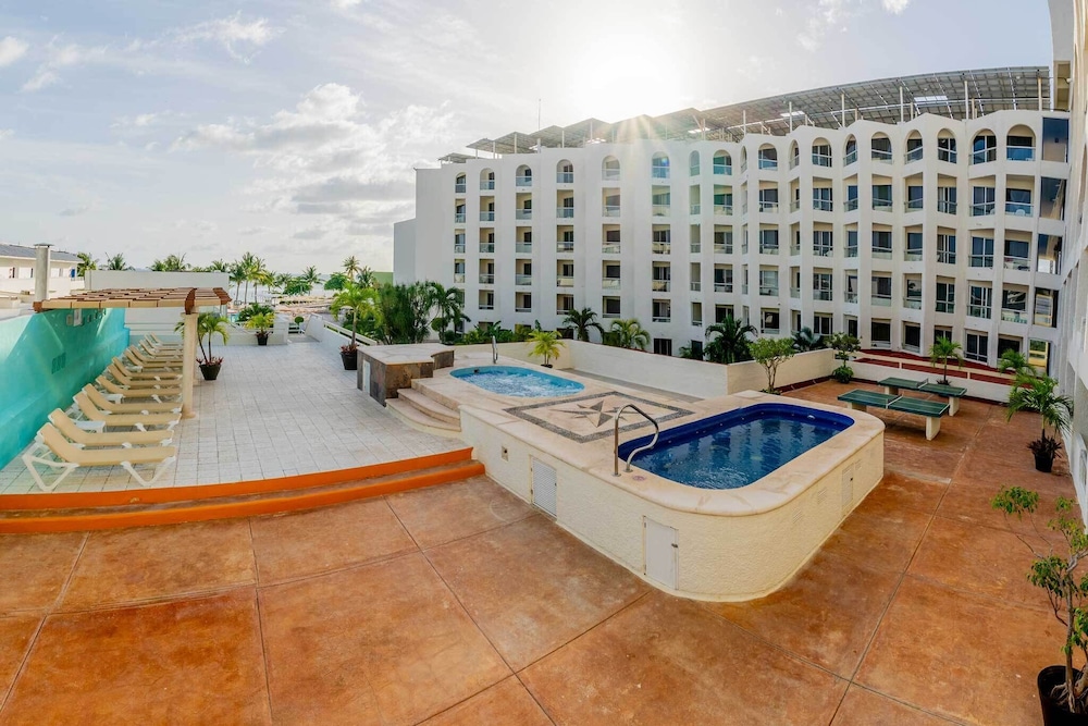 Aquamarina Beach Hotel — Hotel building in Cancun, Quintana Roo