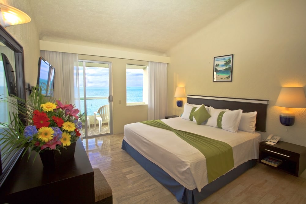 Aquamarina Beach Hotel — Hotel rooms in Cancun, Quintana Roo