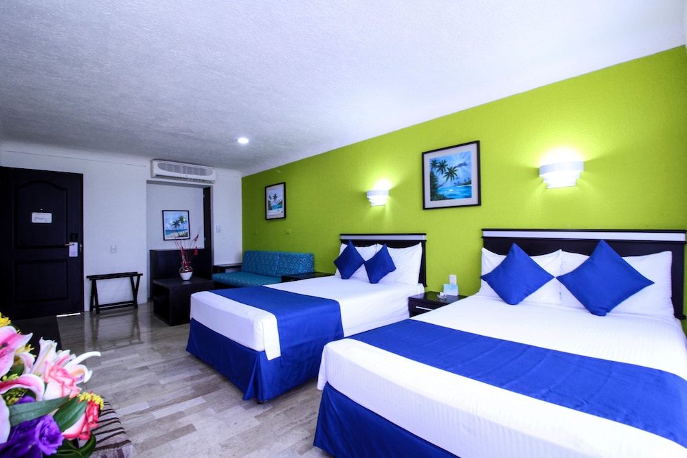 Aquamarina Beach Hotel — Hotel rooms in Cancun, Quintana Roo