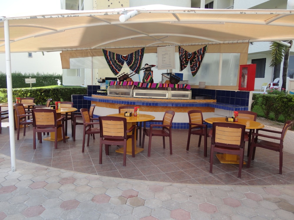 Aquamarina Beach Hotel — Restaurant & bars in Cancun, Quintana Roo