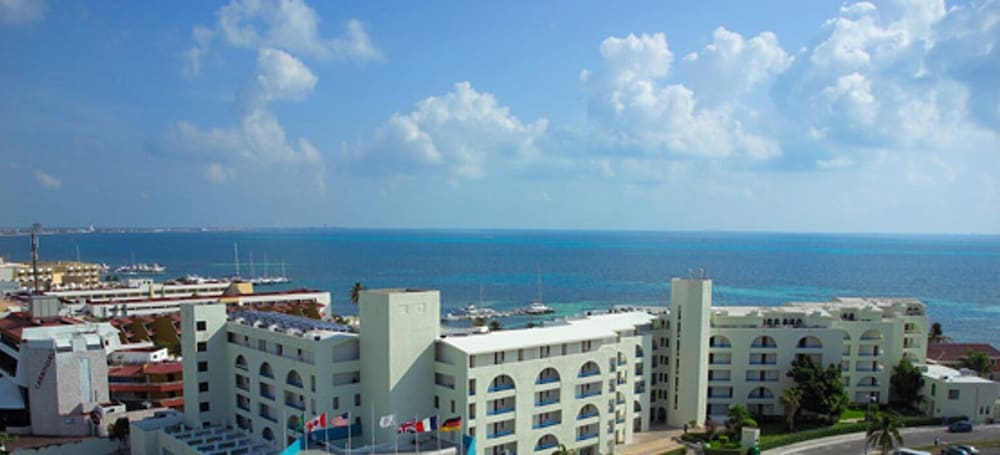 Aquamarina Beach Hotel — Hotel building in Cancun, Quintana Roo