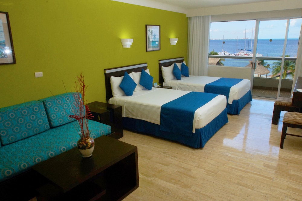Aquamarina Beach Hotel — Hotel rooms in Cancun, Quintana Roo