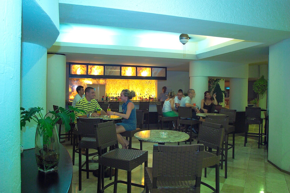Aquamarina Beach Hotel — Restaurant & bars in Cancun, Quintana Roo