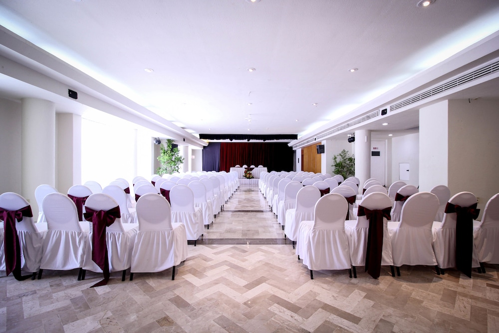 Aquamarina Beach Hotel — Hotel building in Cancun, Quintana Roo