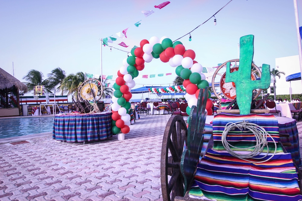 Aquamarina Beach Hotel — Restaurant & bars in Cancun, Quintana Roo